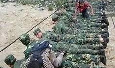 佤邦軍人吃瓜,軍營(yíng)里的夏日清涼時(shí)光