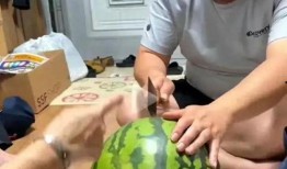 吃瓜現場親嘴,吃瓜群眾見證甜蜜瞬間