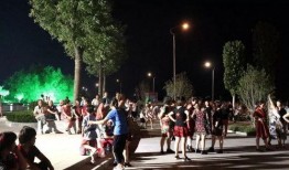 廣場跳舞吃瓜圖片搞笑,笑料百出！