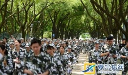 舞臺軍訓(xùn)舞臺吃瓜,一場別開生面的青春盛宴